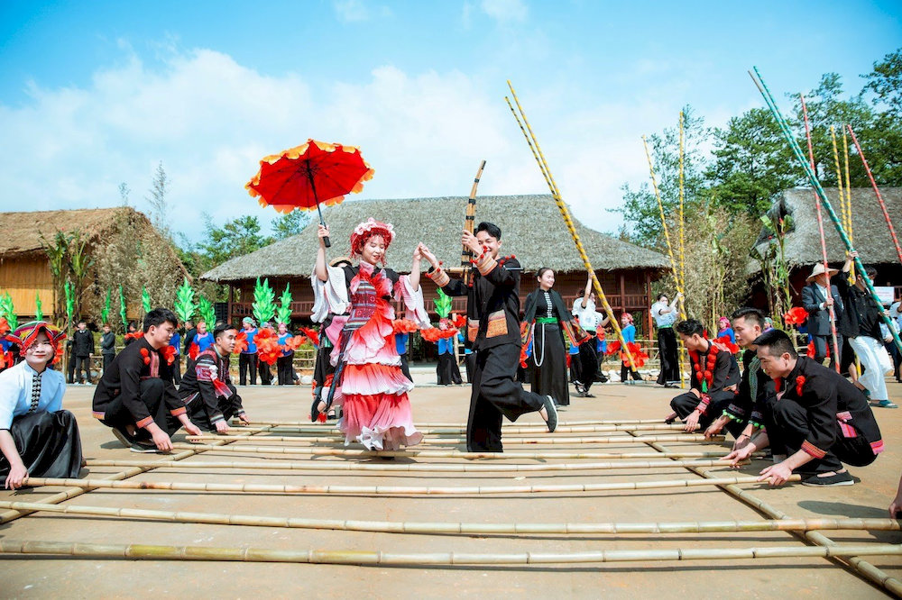 Fansipan is bustling with the "Golden season festival of May village"